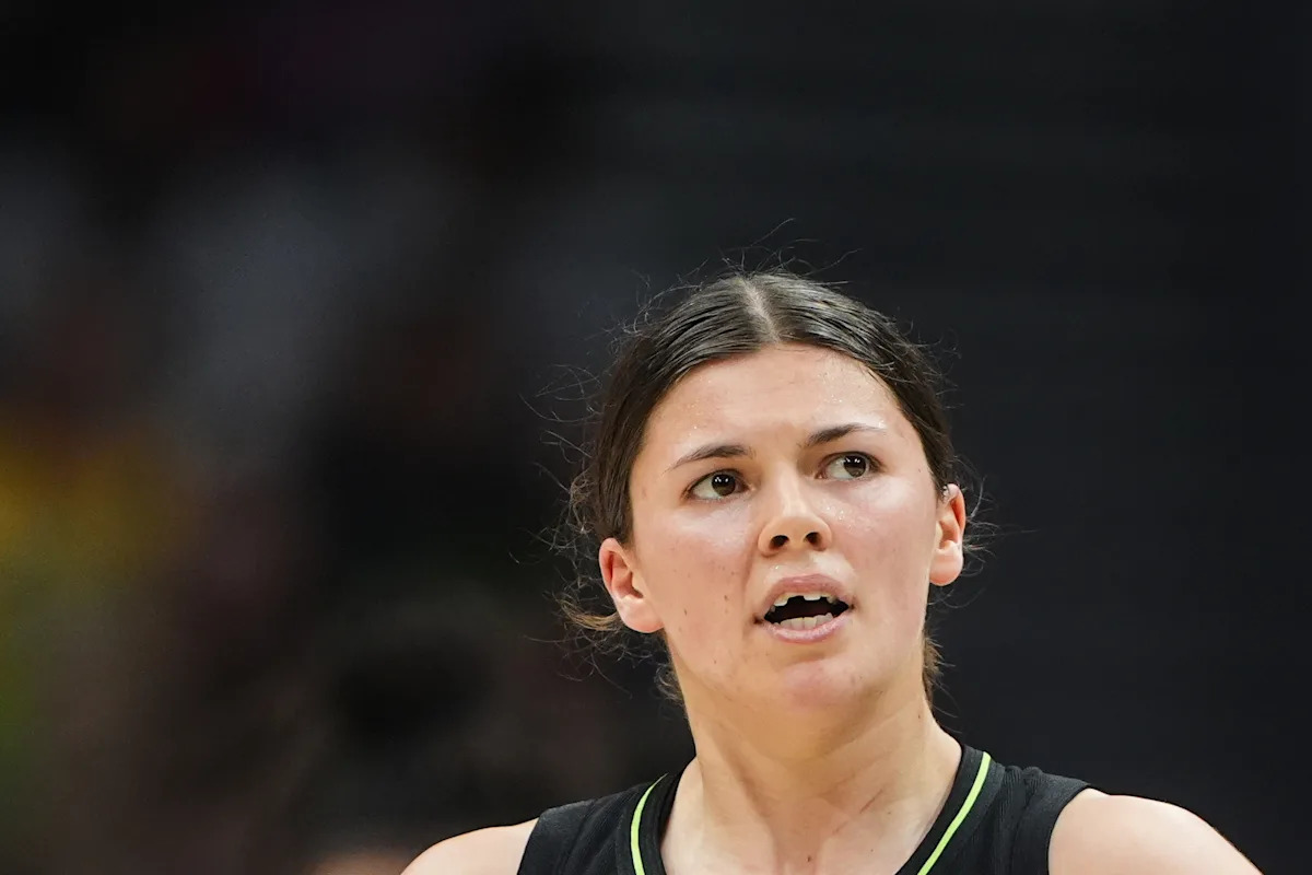 Storm’s Jade Melbourne chips front tooth diving for loose ball vs. Valkyries