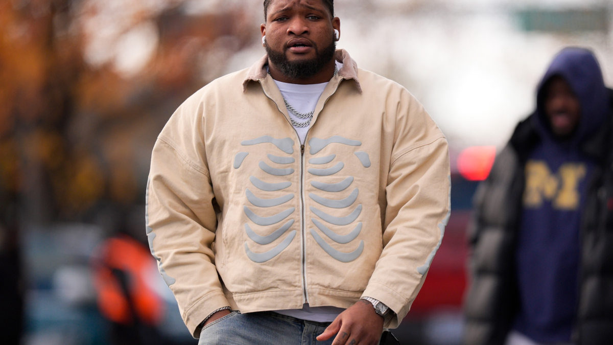The pregnant girlfriend of an Eagles star accuses him of kicking her out of the house so he could meet other women on Hinge