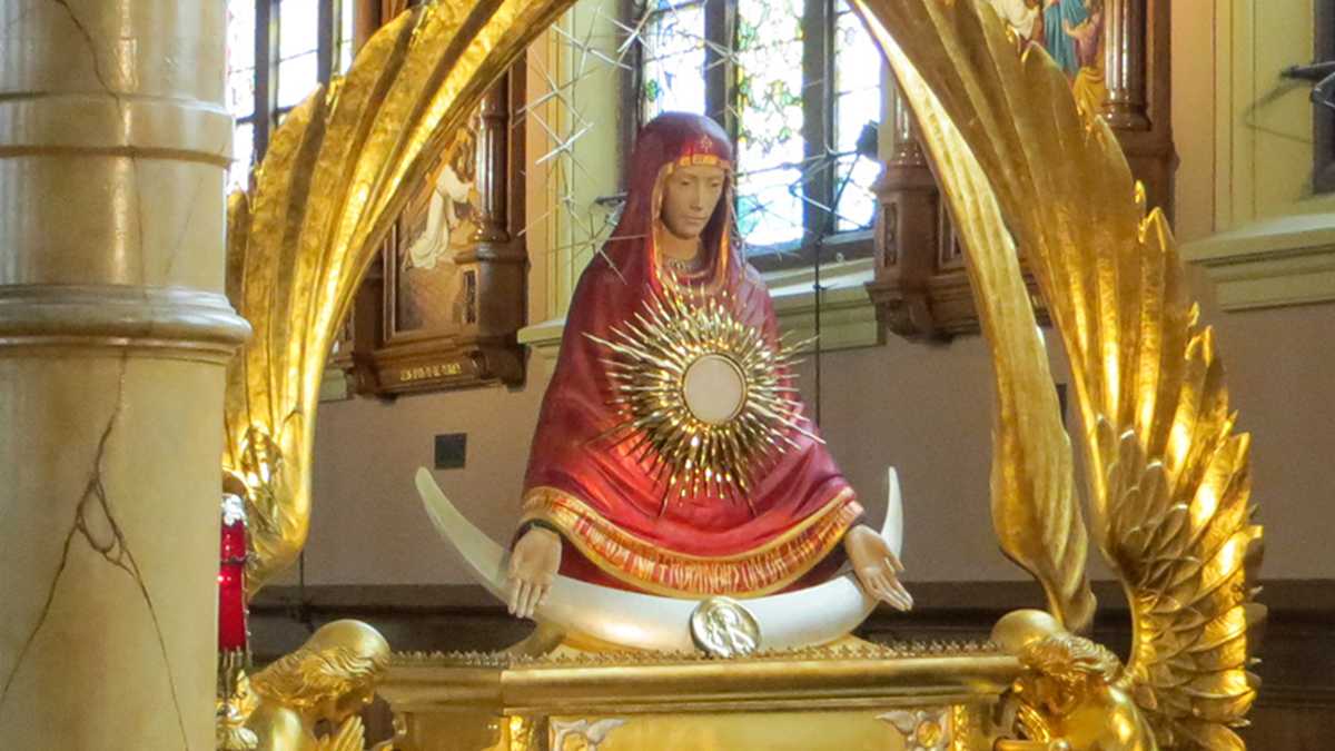 Today links Mary and the Eucharist with one devotion