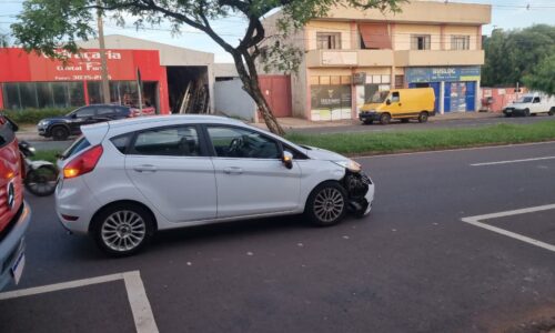 Traseira de ônibus atinge Fiesta em rotatória na Avenida Assunção