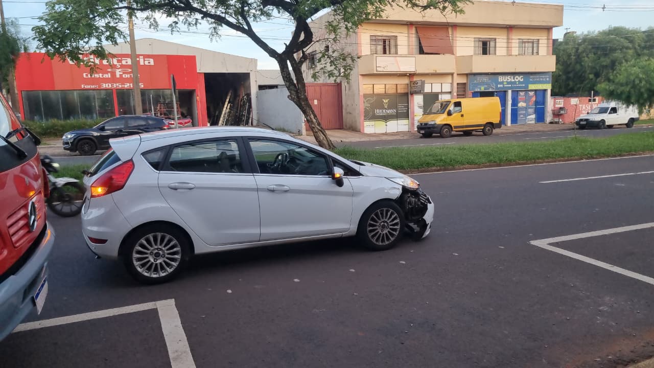 Traseira de ônibus atinge Fiesta em rotatória na Avenida Assunção