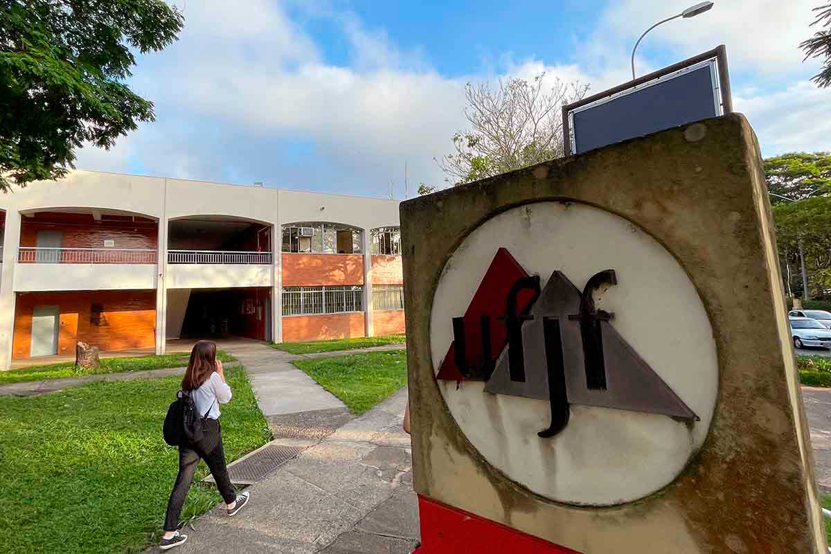 UFJF abre quatro seleções para professor substituto; salários chegam a R$ 8 mil