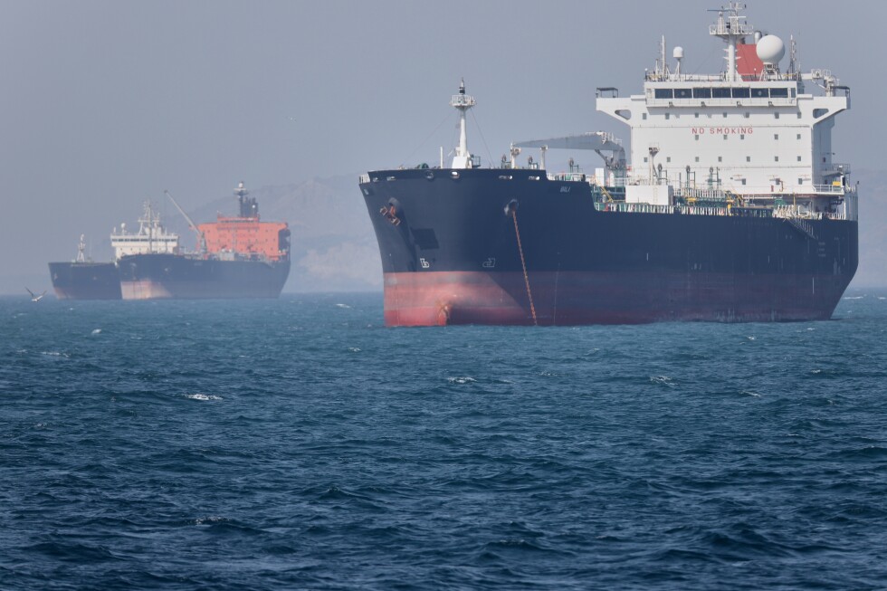 US fires on Iranian oil tanker as Trump pressures Tehran for deal to end war