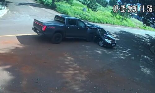Vídeo mostra forte colisão que jogou veículos contra árvore no Parque São Paulo