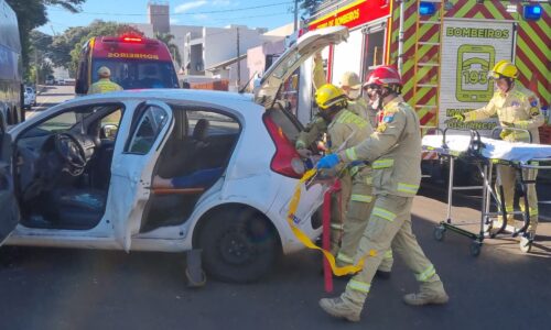 Vítima é retirada pelo porta-malas após acidente no Santo Onofre
