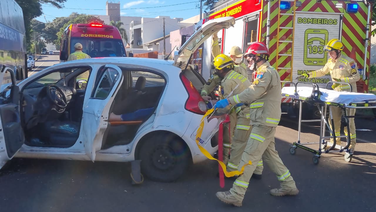 Vítima é retirada pelo porta-malas após acidente no Santo Onofre