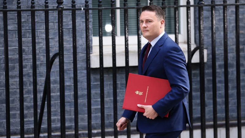 Wes Streeting: Leading challenger to Starmer quits UK government