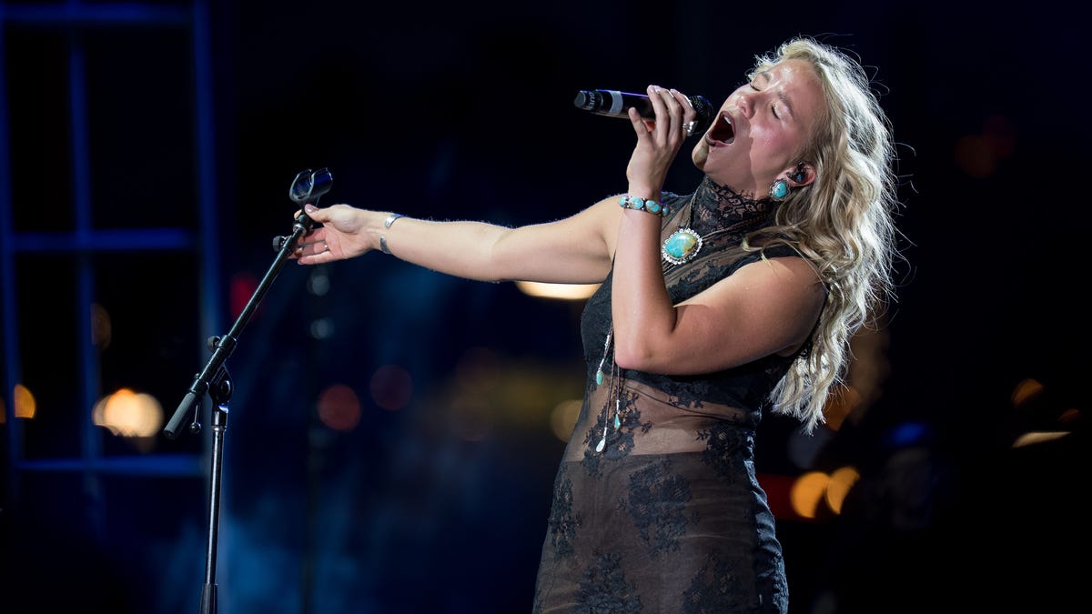 Who is Avery Anna, the rising star performing at the ACM Awards?