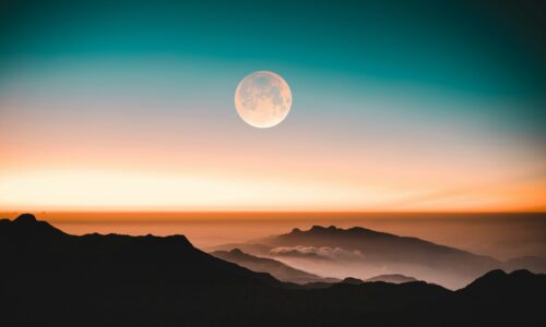 Why does the Moon appear larger on the horizon than when it is directly overhead?
