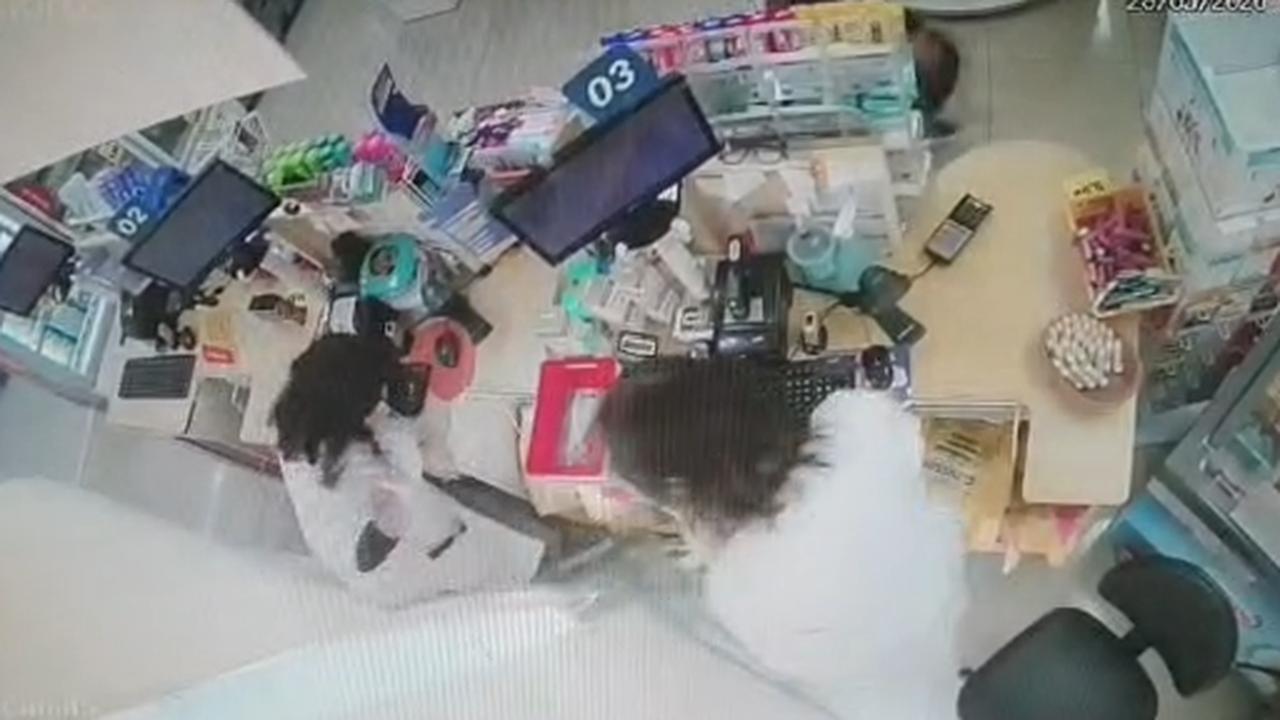 carro invade farmácia e assusta funcionários em Cascavel