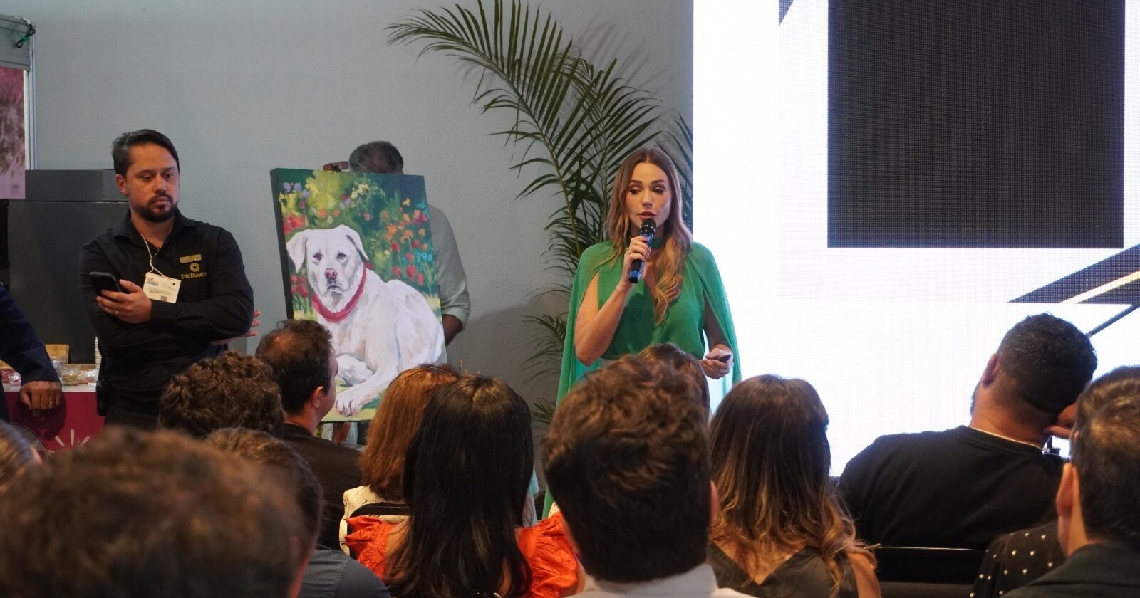Feira debate luto pet, cães-terapeutas e transformação de cinzas em diamantes