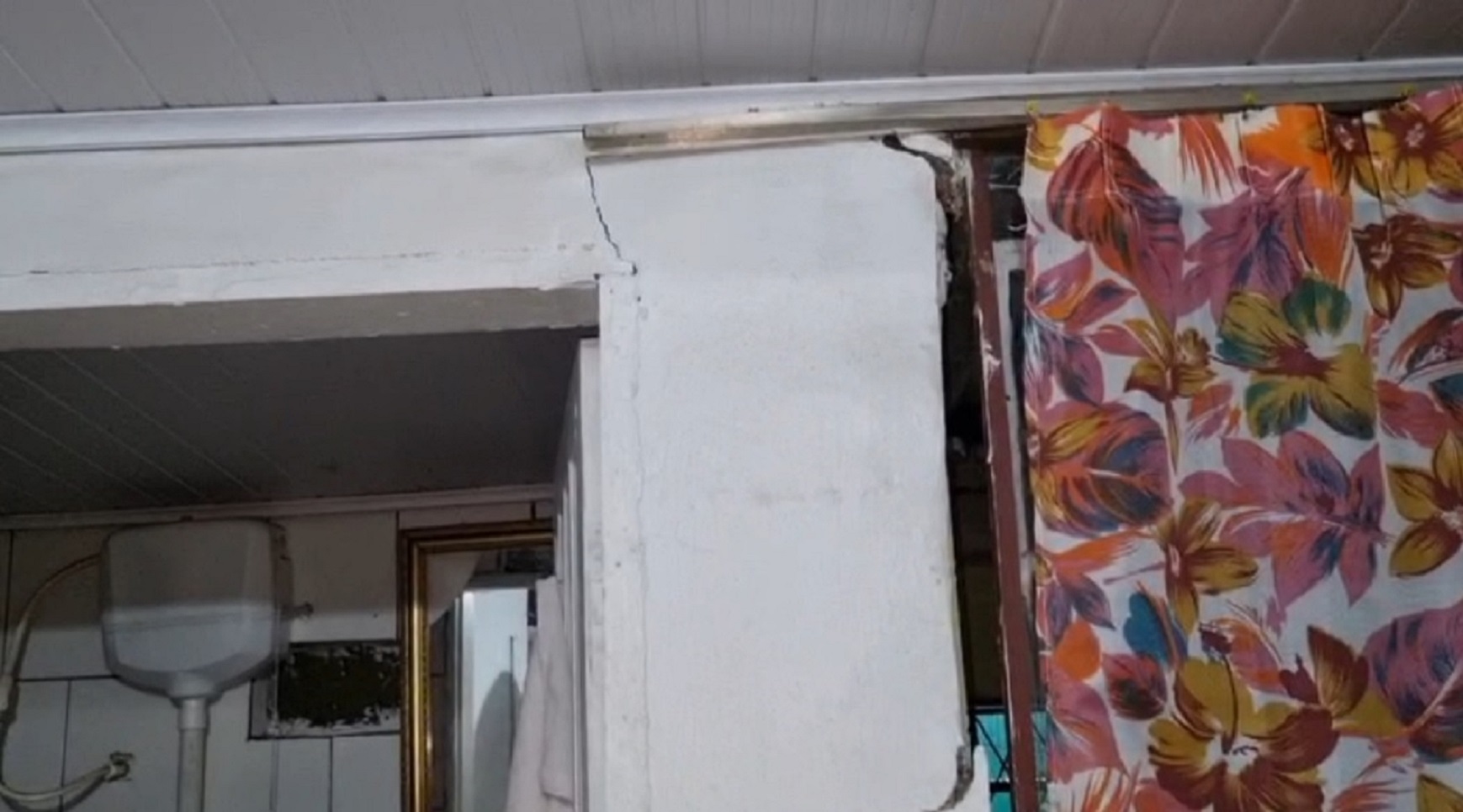 imagens revelam casa rachando por dentro e prestes a desabar em Cascavel