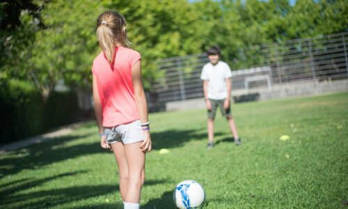 Descubra como planejar férias inesquecíveis para crianças apaixonadas por futebol, com atividades temáticas, destinos ideais e dicas para unir diversão e aprendizado em família