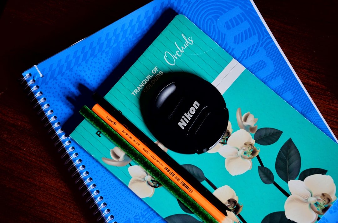 Como decidir o próximo passo com critérios e números: escolha, teste curto e revisão — notebook habit tracker