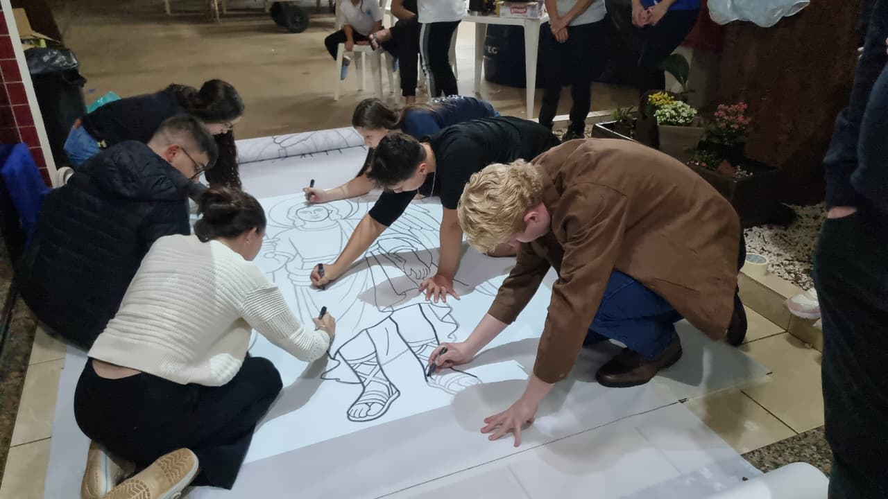 voluntários iniciam confecção dos tapetes de Corpus Christi em Cascavel