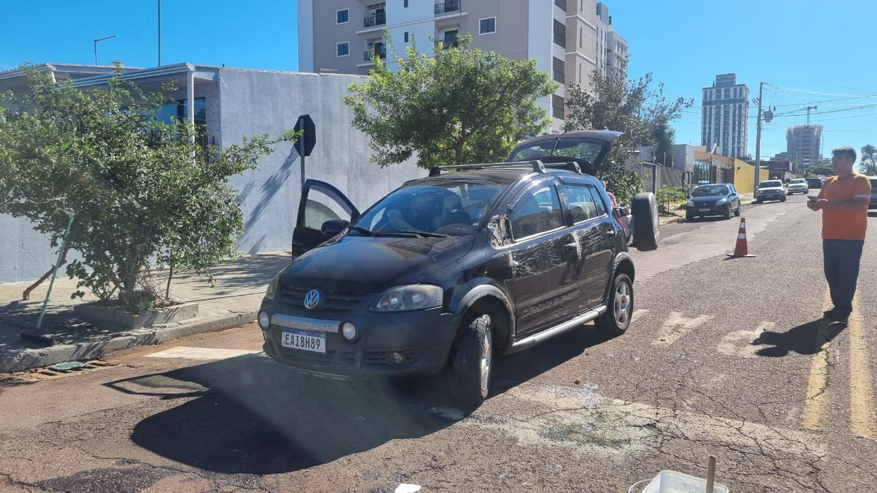 Capotamento é registrado após colisão no Bairro Neva