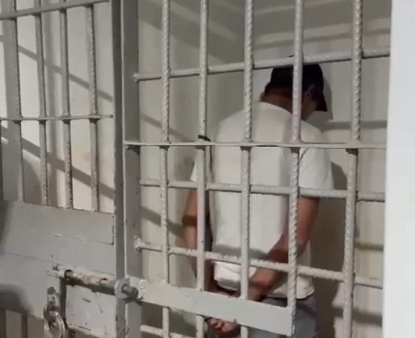 Homem é detido após ignorar medida protetiva e voltar à casa da ex-companheira em Toledo